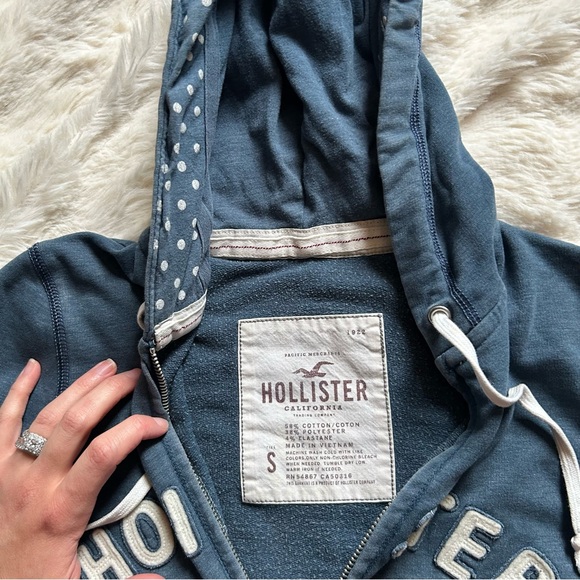 Y2K Hollister navy zip-up hoodie with classic logo embroidery — polkadot hood ❤️ - Picture 4 of 5